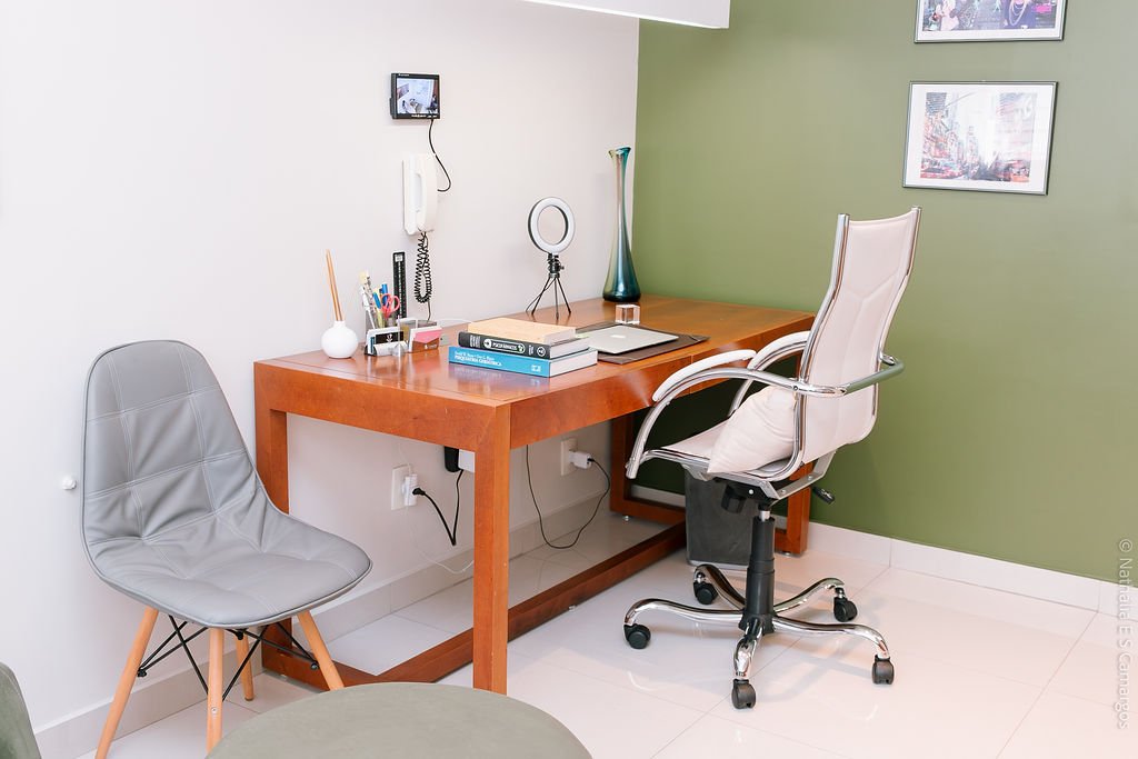 Consultório da Psiquiatria BH com mesa e cadeiras
