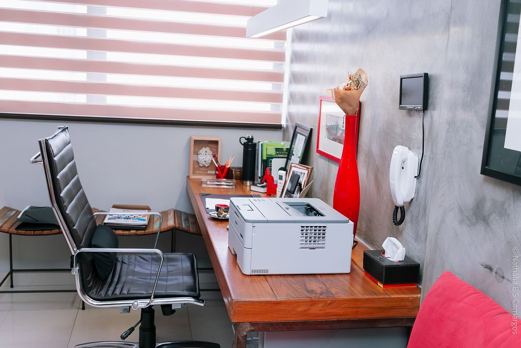 Consultório com mesa de atendimento