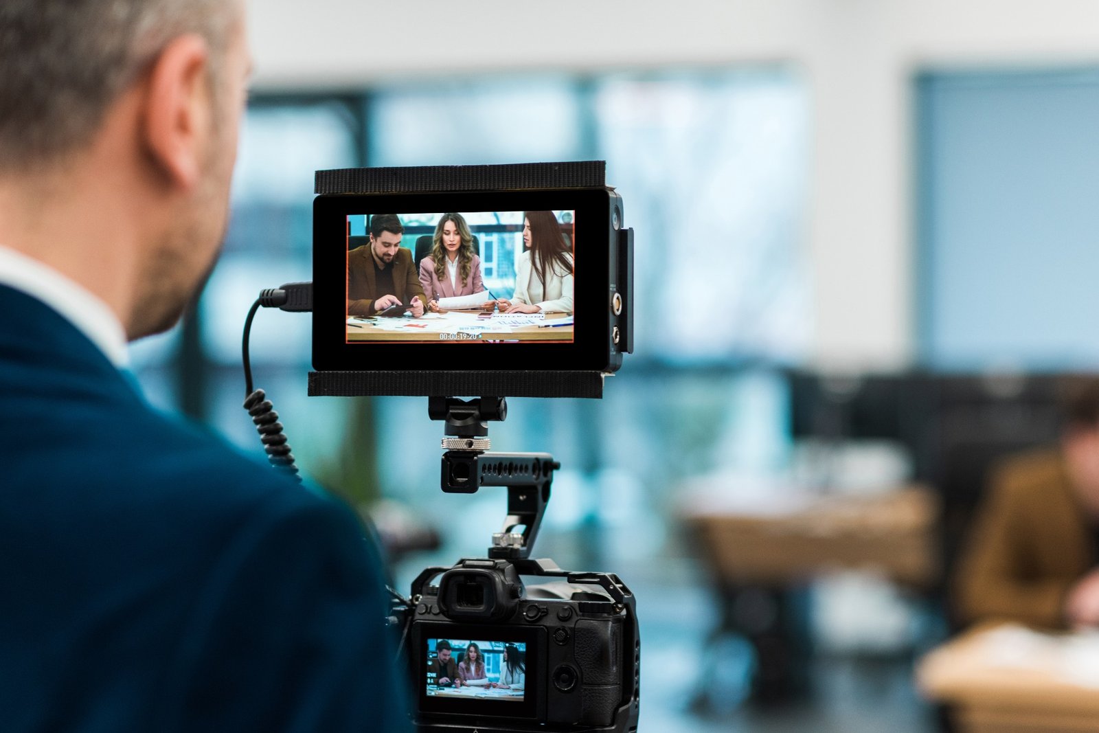 Profissional gravando uma conversa em vídeo